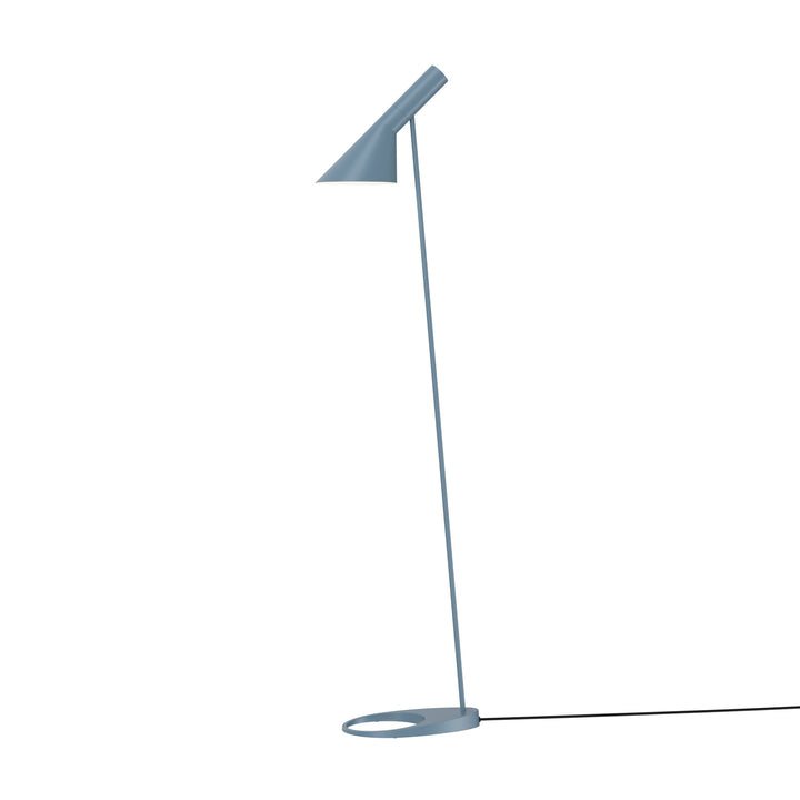 AJ gulvlampe af Arne Jacobsen for Louis Poulsen i farven dusty blue