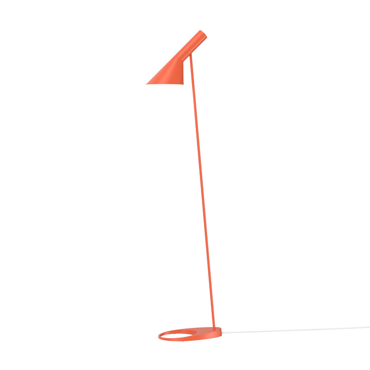 AJ gulvlampe af Arne Jacobsen for Louis Poulsen i farven electric orange