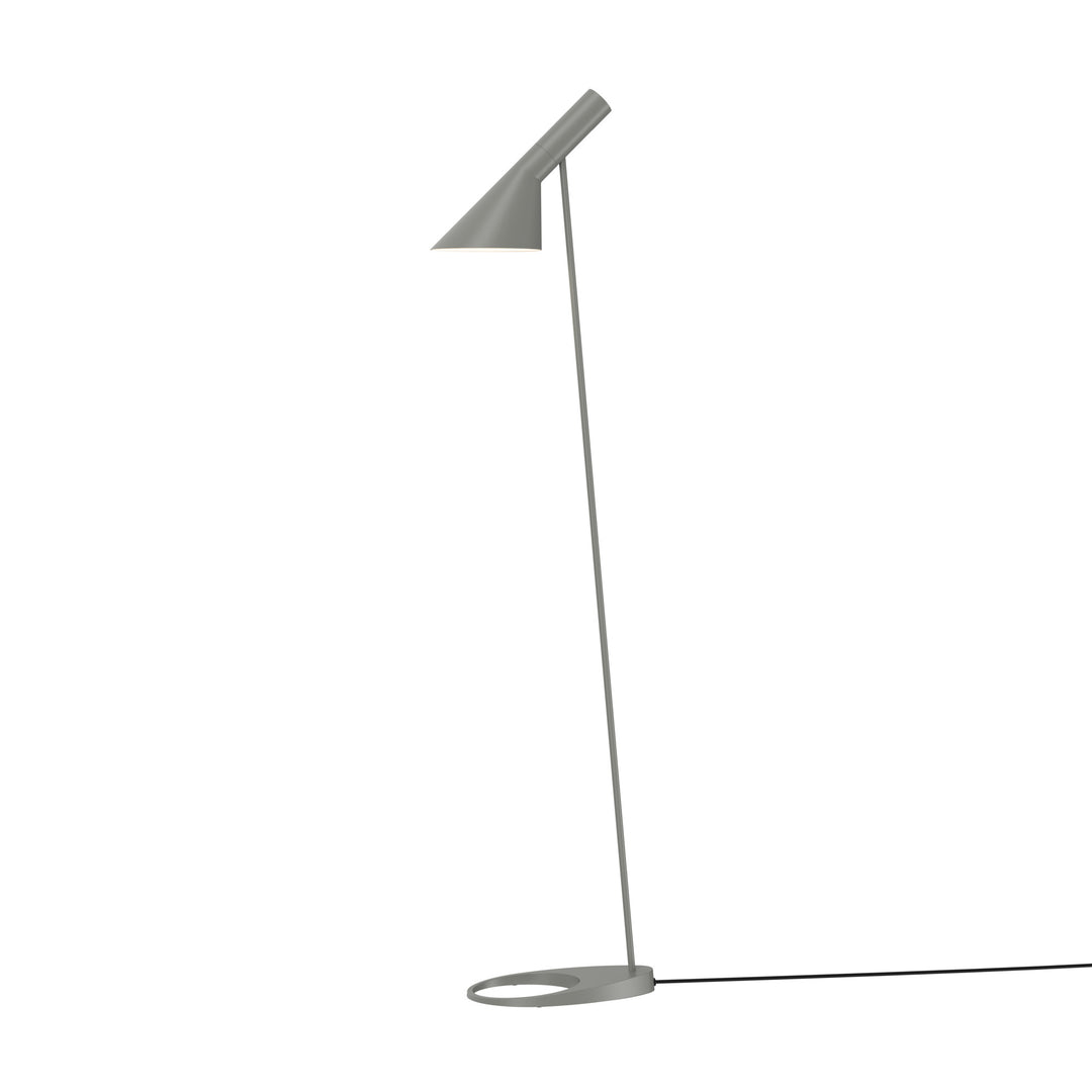AJ gulvlampe af Arne Jacobsen for Louis Poulsen i farven warm grey
