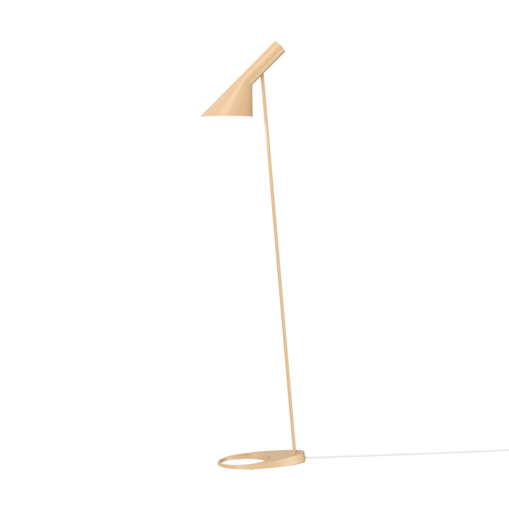 AJ gulvlampe af Arne Jacobsen for Louis Poulsen i farven warm sand
