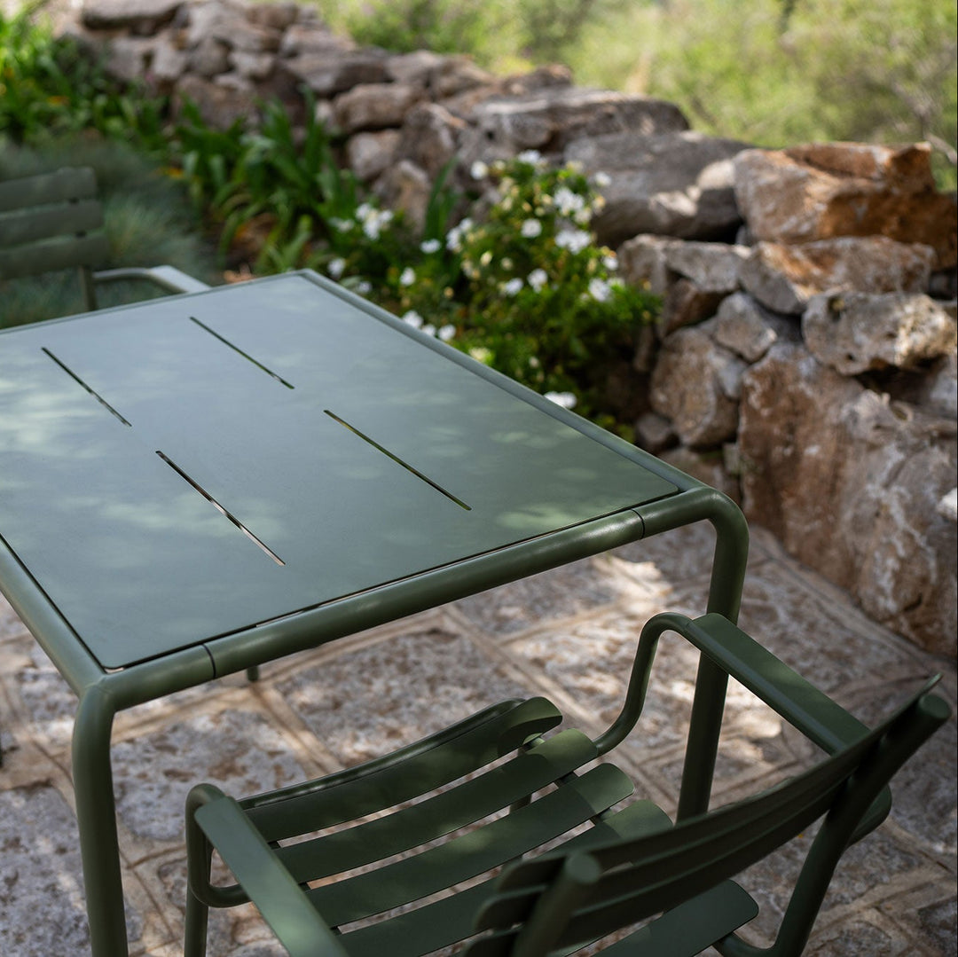 AVANTI havebord i aluminium fra HOUE, farven er olivengrøn. Her ses sættet i et miljøbillede.