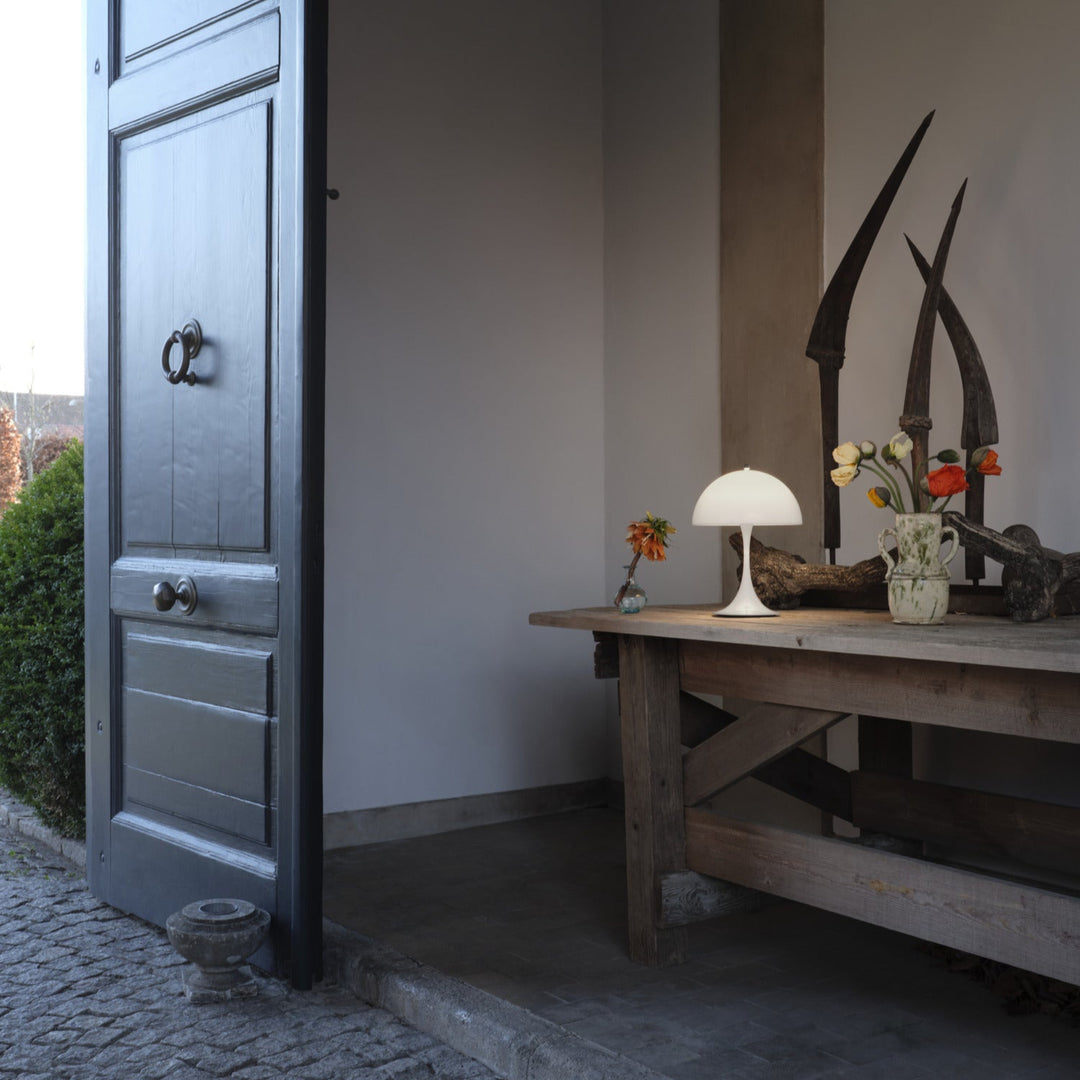 Panthella 250 portable bordlampe fra Louis Poulsen i entre