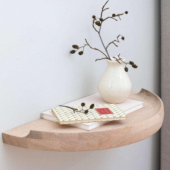 Arcus Console hylde fra Aakjaer Furniture i hvidolieret eg detaljer