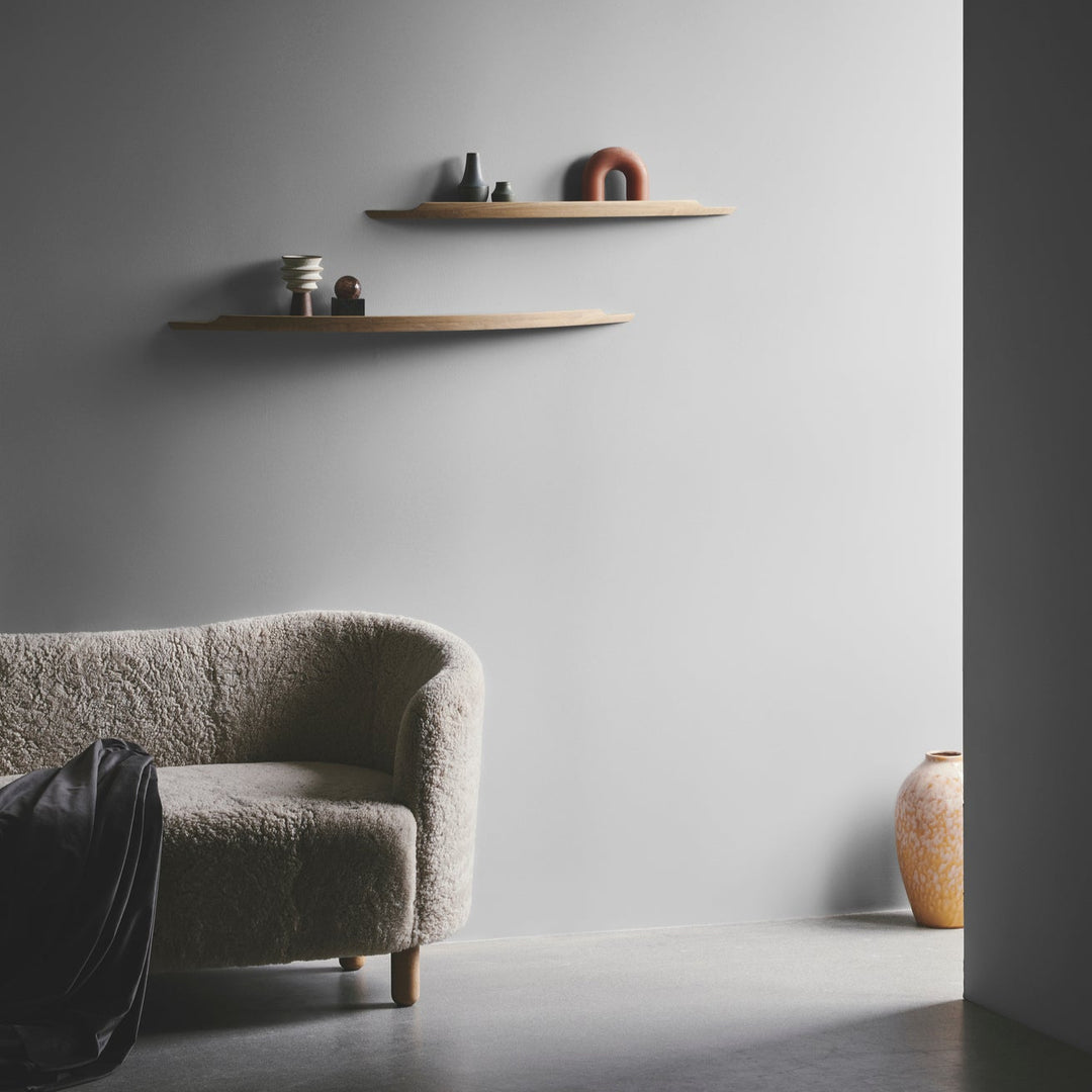 Arcus small hylde fra Aakjaer Furniture i hvidolieret egetræ på væg i stue