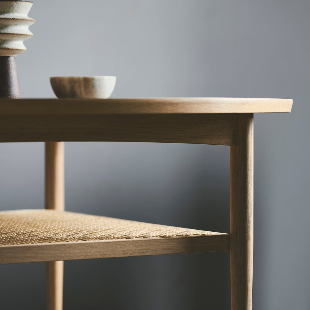 No. 100 sofabord fra Aakjaer Furniture i hvidolieret eg detaljer