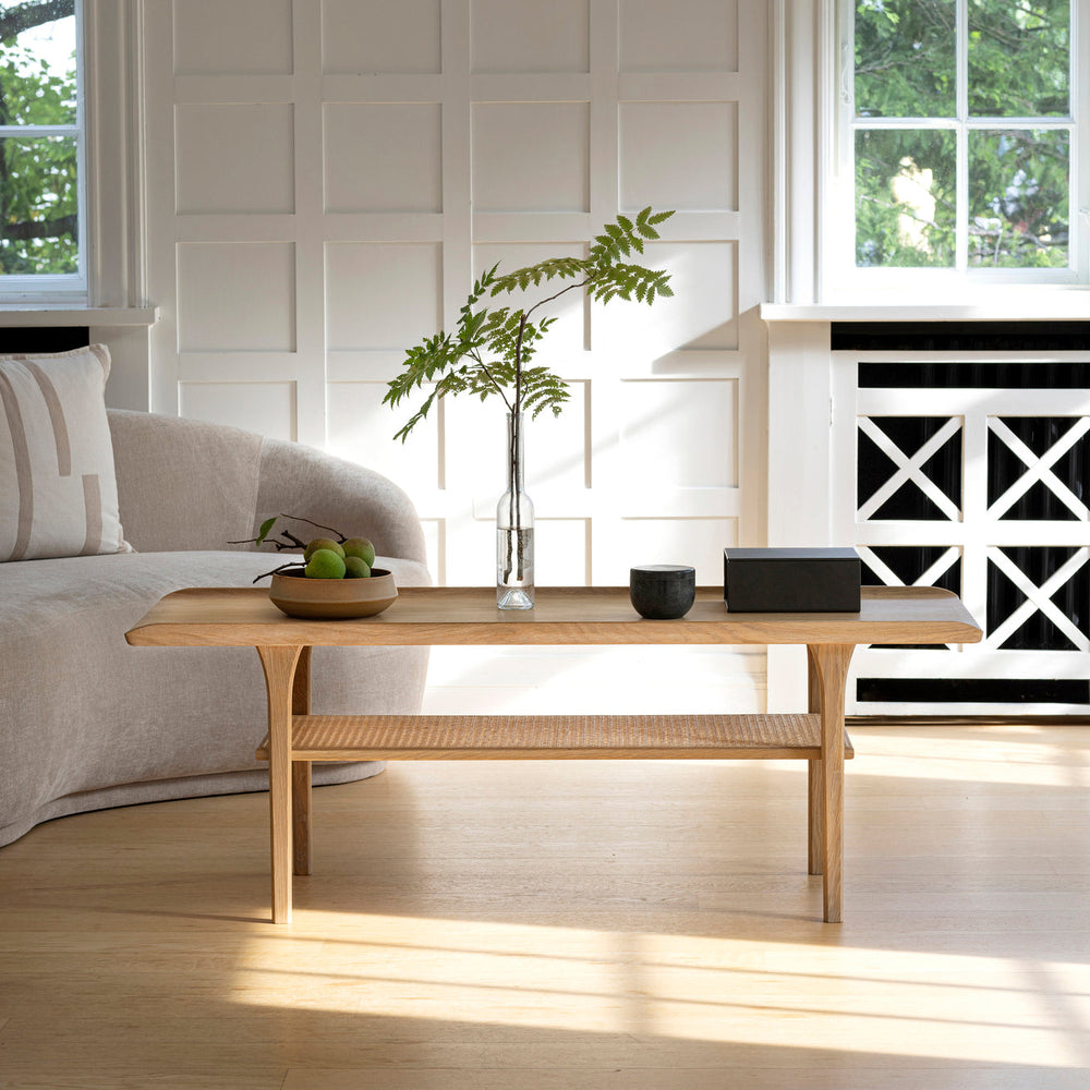 No. 25 sofabord fra Aakjaer Furniture i naturolieret egetræ i stue