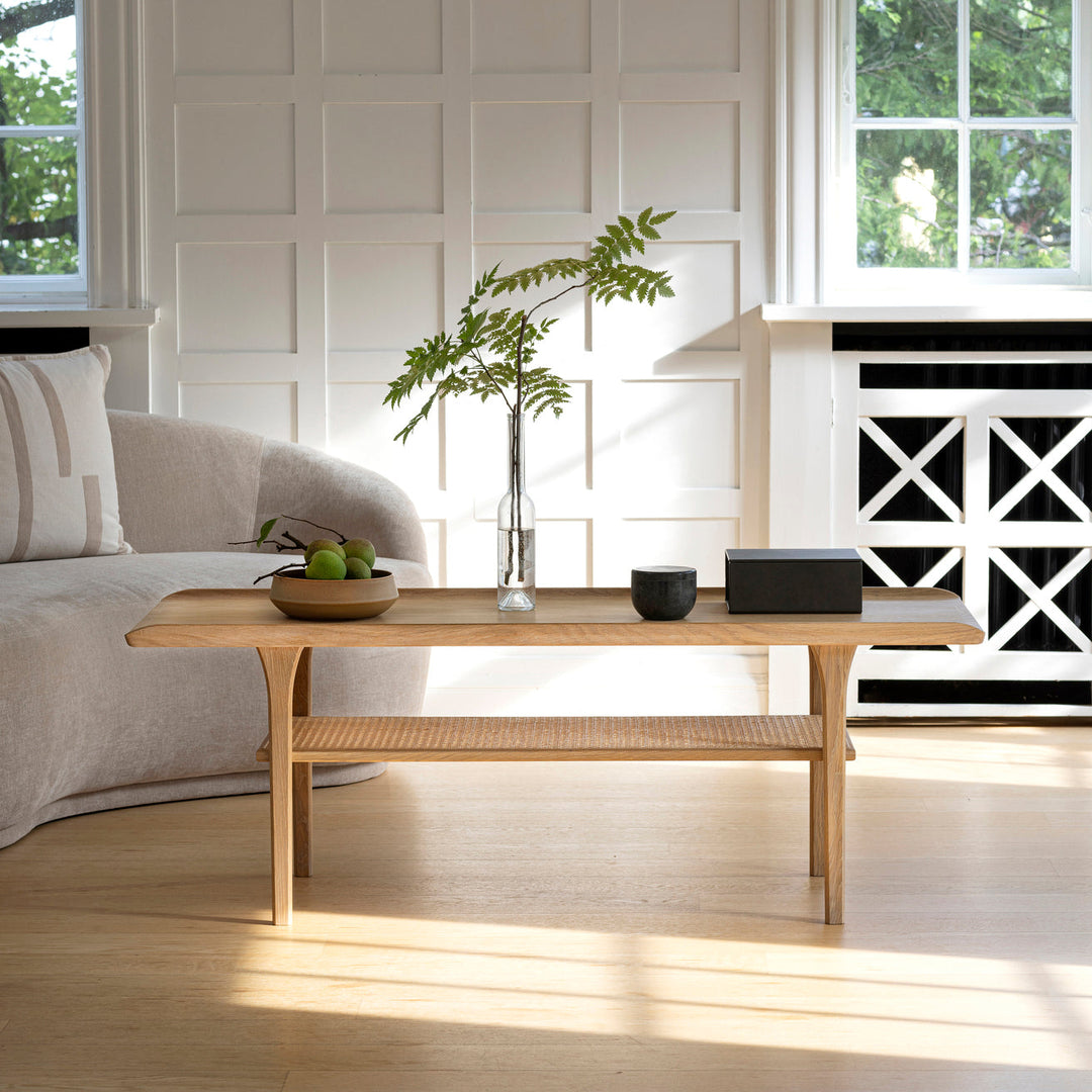 No. 25 sofabord fra Aakjaer Furniture i naturolieret egetræ i stue