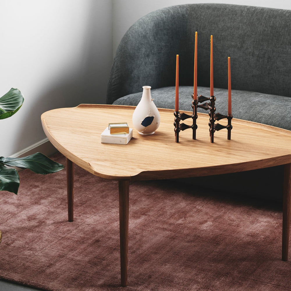 No. 55 sofabord fra Aakjaer Furniture i naturolieret eg i stue med Stoff Nagel