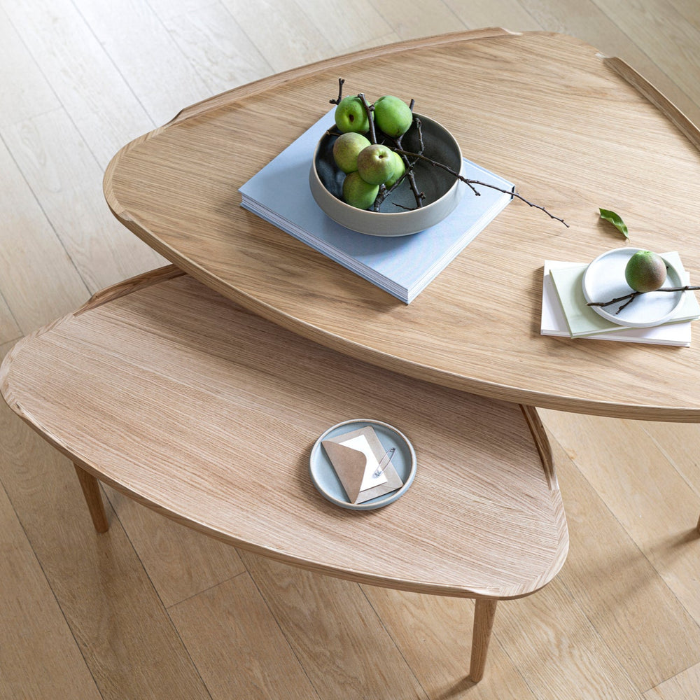 No. 55 sofabord sæt fra Aakjaer Furniture i naturlieret eg detaljer i stue