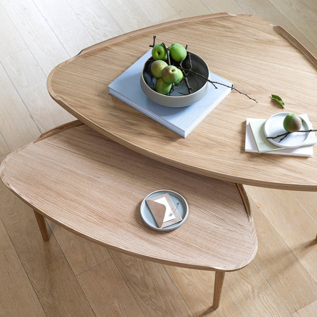 No. 55 sofabord sæt fra Aakjaer Furniture i naturlieret eg detaljer i stue