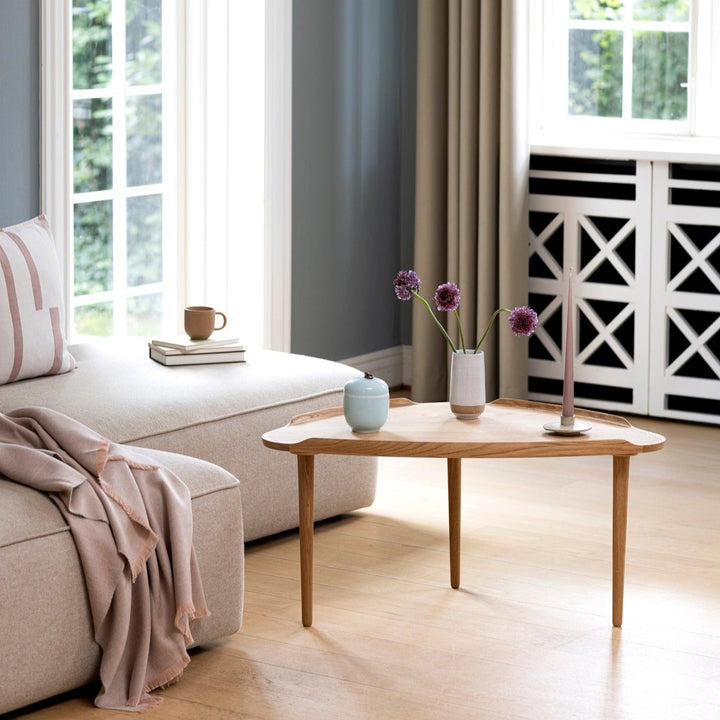 No. 55 Small sofabord fra Aakjaer Furniture i naturolieret eg i stue