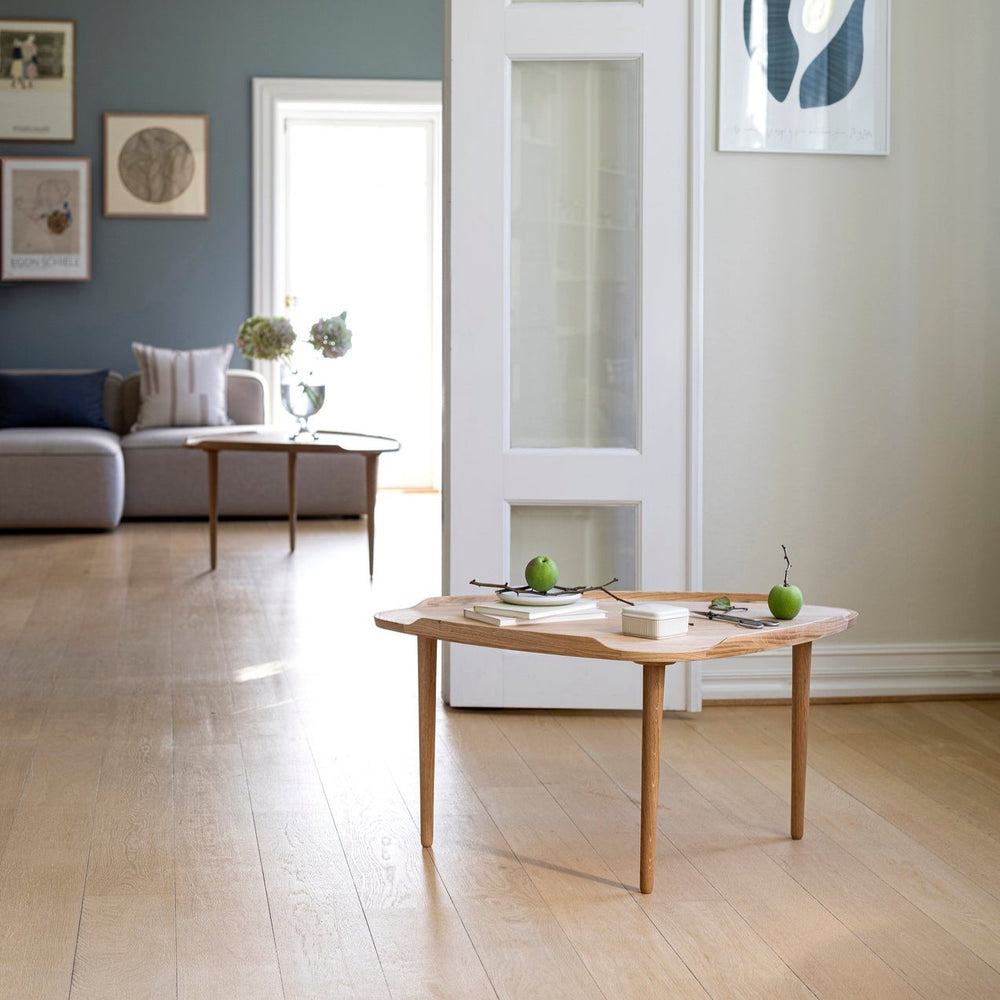 No. 55 Small sofabord fra Aakjaer Furniture i naturolieret egetræ i stue