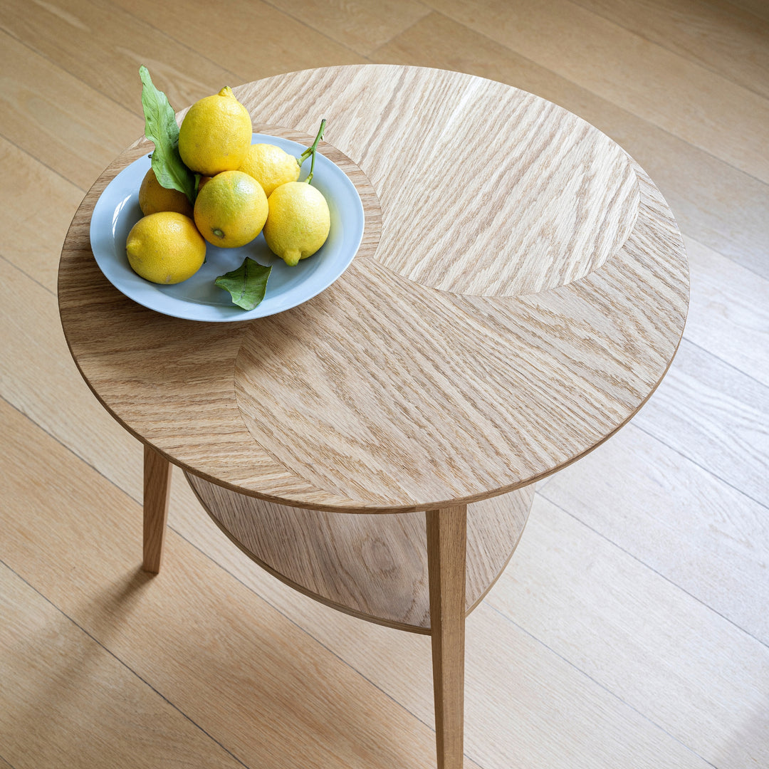 Drops Table fra Aakjaer Furniture i naturolieret eg i stue med en skål med citroner