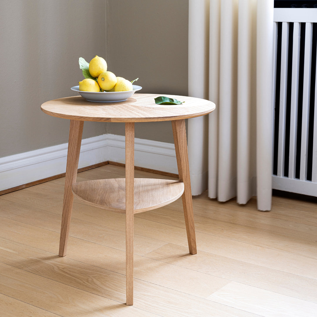 Drops Table fra Aakjaer Furniture i naturolieret eg i stue