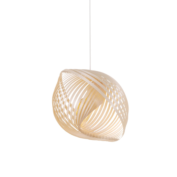Dekrorativ Adilo pendel fra Secto Design i birk