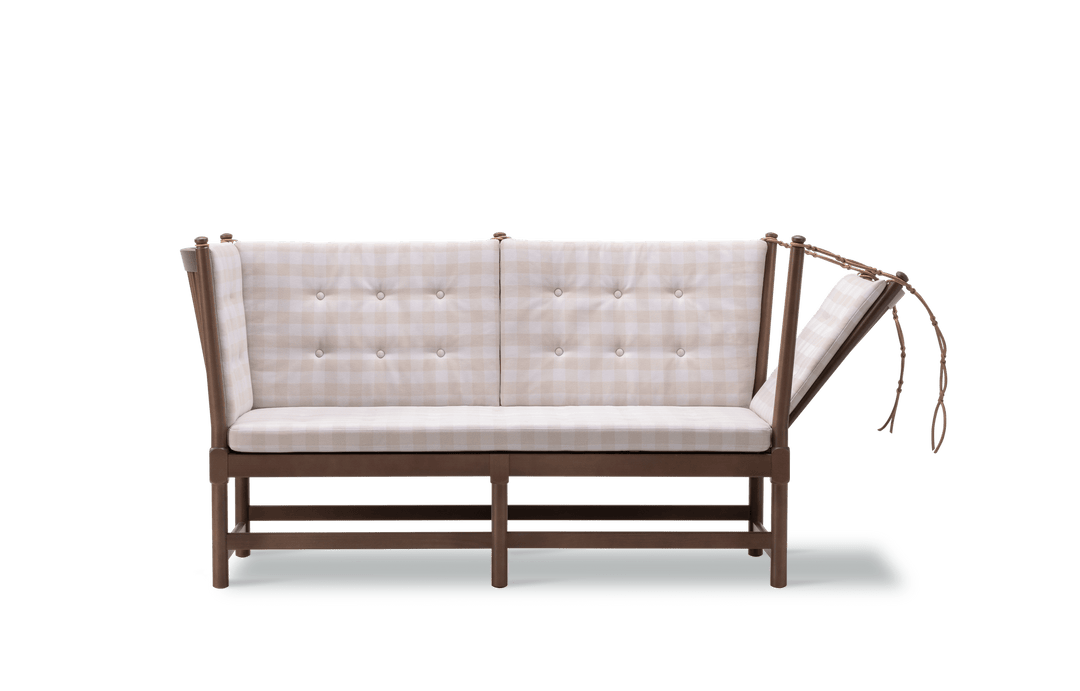 Tremmesofa designet af Børge Mogensen i jubilæumsudgaven i bøg chestnut med ternet stof