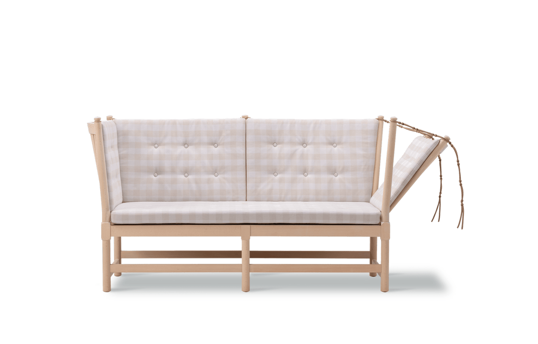 Tremmesofa designet af Børge Mogensen i jubilæumsudgaven i bøg sæbe med ternet stof