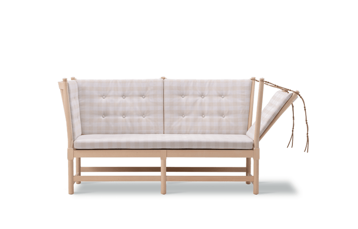 Tremmesofa designet af Børge Mogensen i jubilæumsudgaven i bøg sæbe med ternet stof