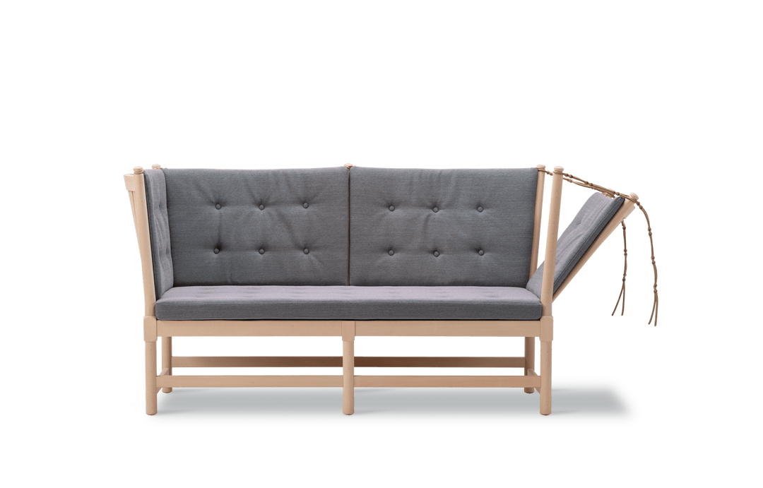 Tremmesofa designet af Børge Mogensen i jubilæumsudgaven i bøg sæbe