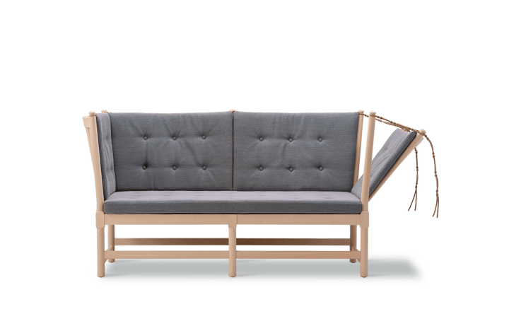 Tremmesofa designet af Børge Mogensen i jubilæumsudgaven i bøg sæbe