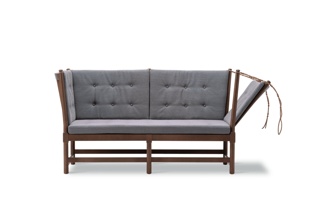 Tremmesofa designet af Børge Mogensen i jubilæumsudgaven i bøg chestnut grå