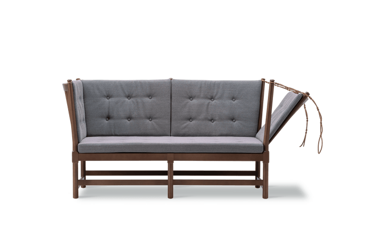 Tremmesofa designet af Børge Mogensen i jubilæumsudgaven i bøg chestnut grå