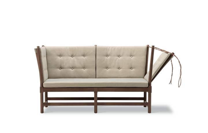 Tremmesofa designet af Børge Mogensen i jubilæumsudgaven i bøg chestnut