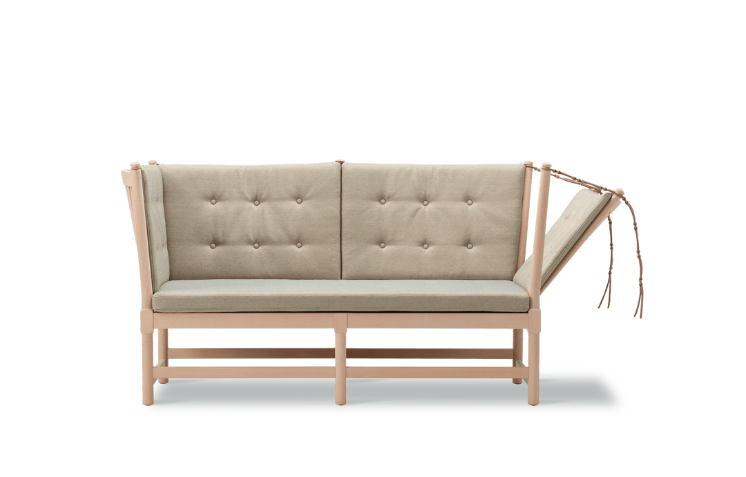 Tremmesofa designet af Børge Mogensen i jubilæumsudgaven i bøg sæbe beige