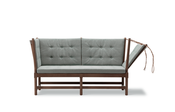 Tremmesofa designet af Børge Mogensen i jubilæumsudgaven i bøg chestnut grå