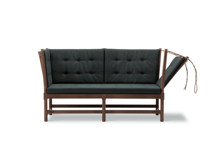 Tremmesofa designet af Børge Mogensen i jubilæumsudgaven i bøg chestnut grøn