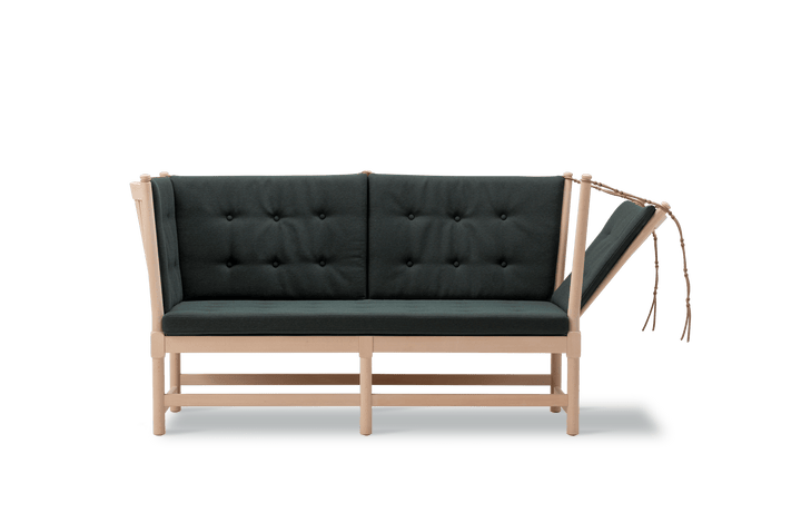 Tremmesofa designet af Børge Mogensen i jubilæumsudgaven i bøg sæbe med grønt stof