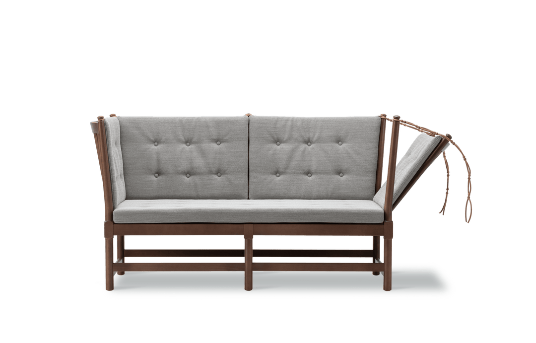 Tremmesofa designet af Børge Mogensen i jubilæumsudgaven i bøg chestnut