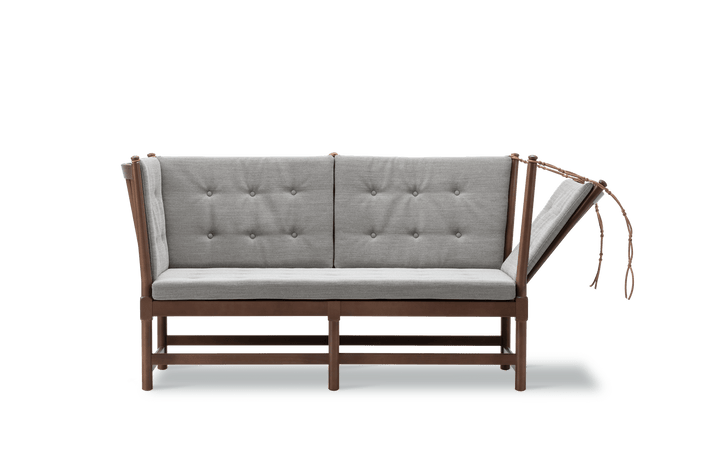 Tremmesofa designet af Børge Mogensen i jubilæumsudgaven i bøg chestnut