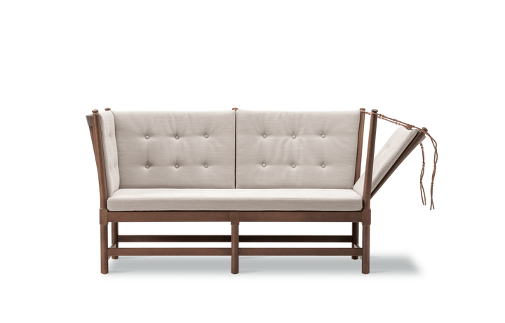 Tremmesofa designet af Børge Mogensen i jubilæumsudgaven i bøg chestnut
