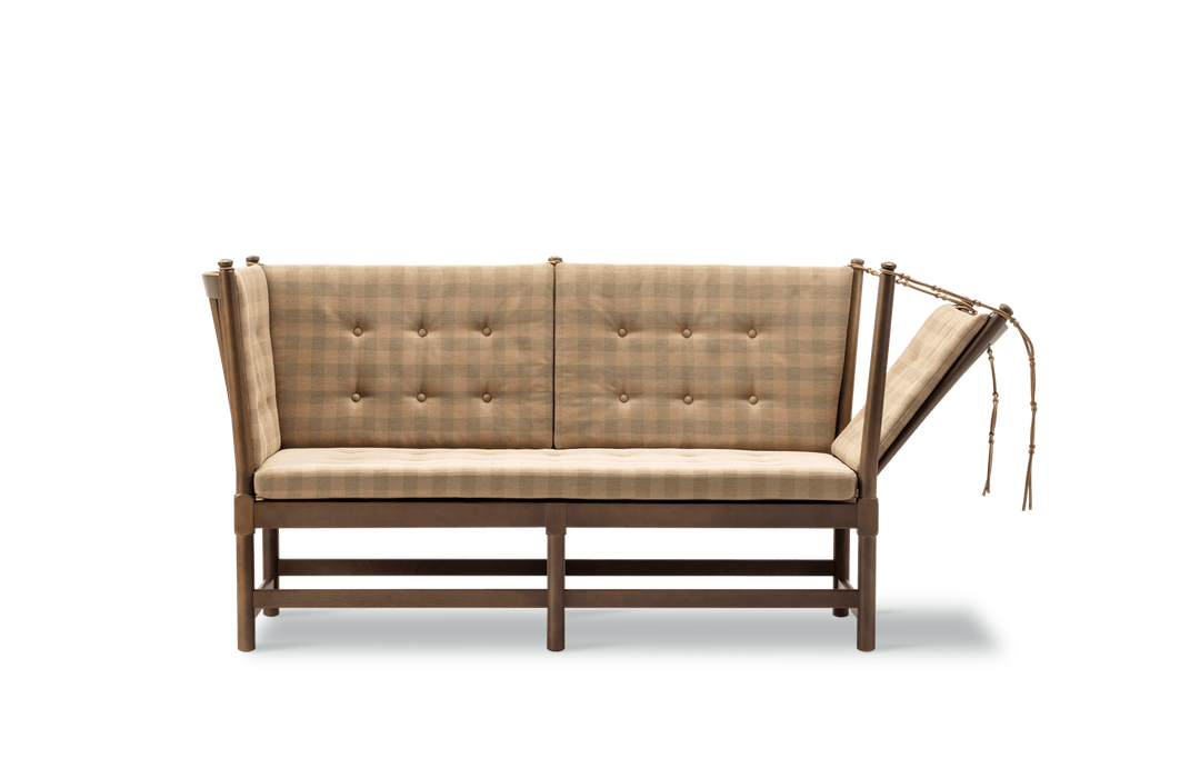 Tremmesofa designet af Børge Mogensen i jubilæumsudgaven i bøg chestnut med ternet stof