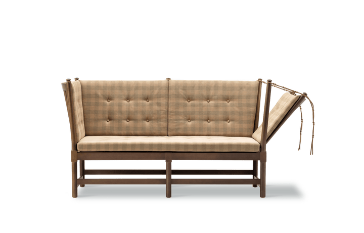Tremmesofa designet af Børge Mogensen i jubilæumsudgaven i bøg chestnut med ternet stof