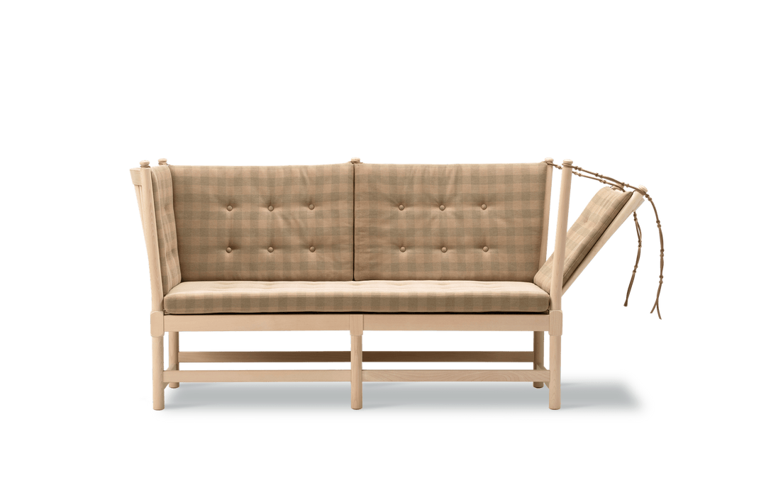 Tremmesofa designet af Børge Mogensen i jubilæumsudgaven i bøg sæbe med ternet stof