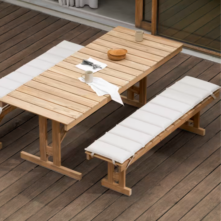 Havebænk fra Carl Hansen & Søn - Fåes med hynde og i flere størrelser. Her ses bænken rundt om et bord med hynder på.