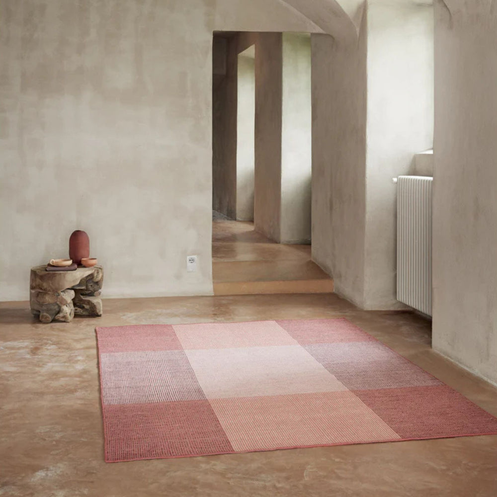 Bologna gulvtæppe fra Linie Design powder på gulv 