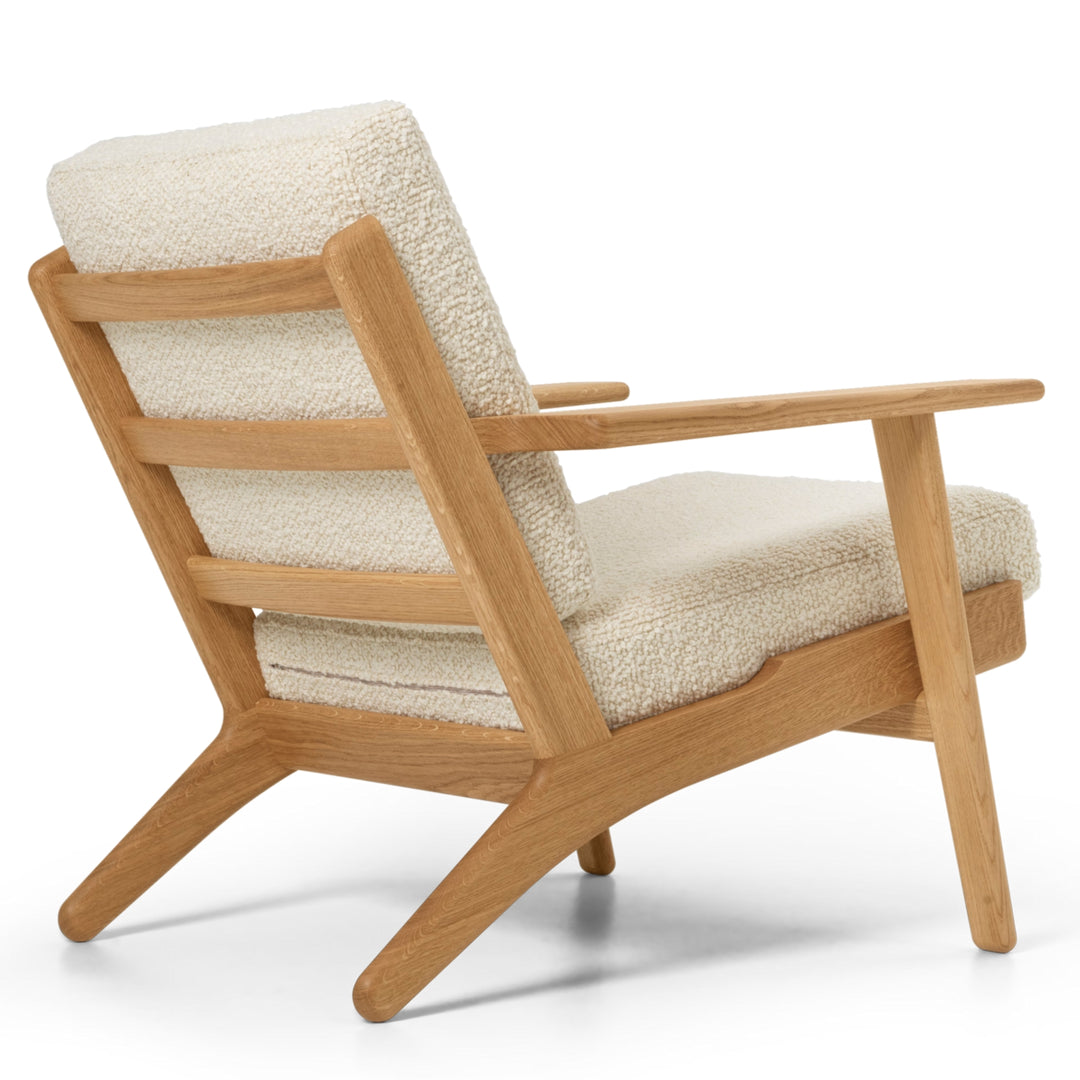 CH290 Lounge Chair, designet af Hans J. Wegner i olieret eg med stof