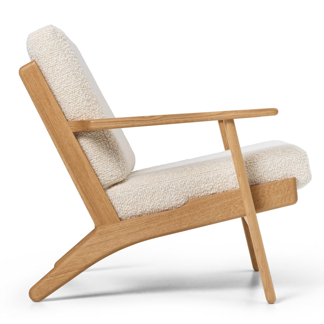 CH290 Lounge Chair, designet af Hans J. Wegner i olieret eg med stof