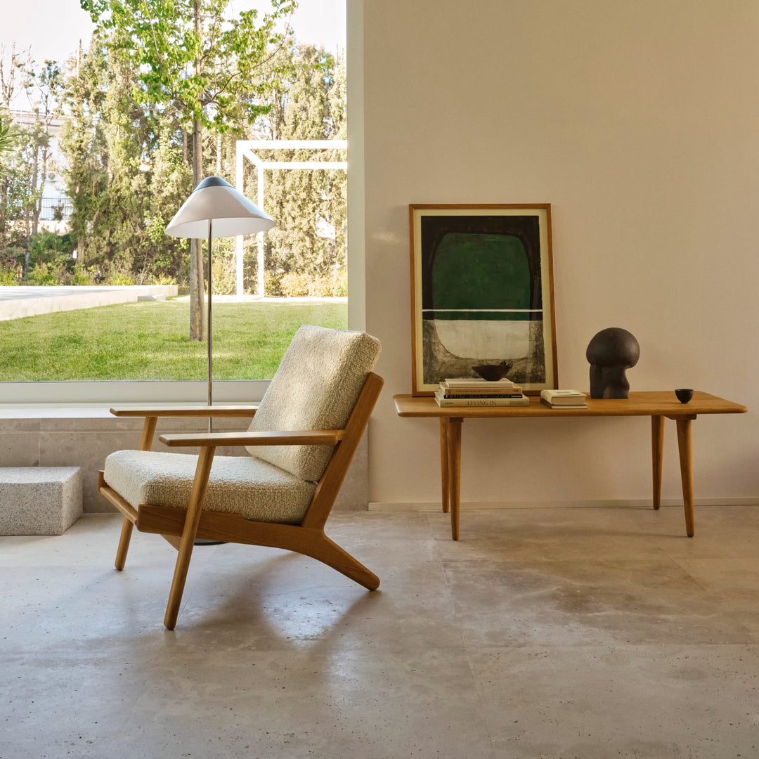 CH290 Lounge Chair, designet af Hans J. Wegner i olieret eg med stof