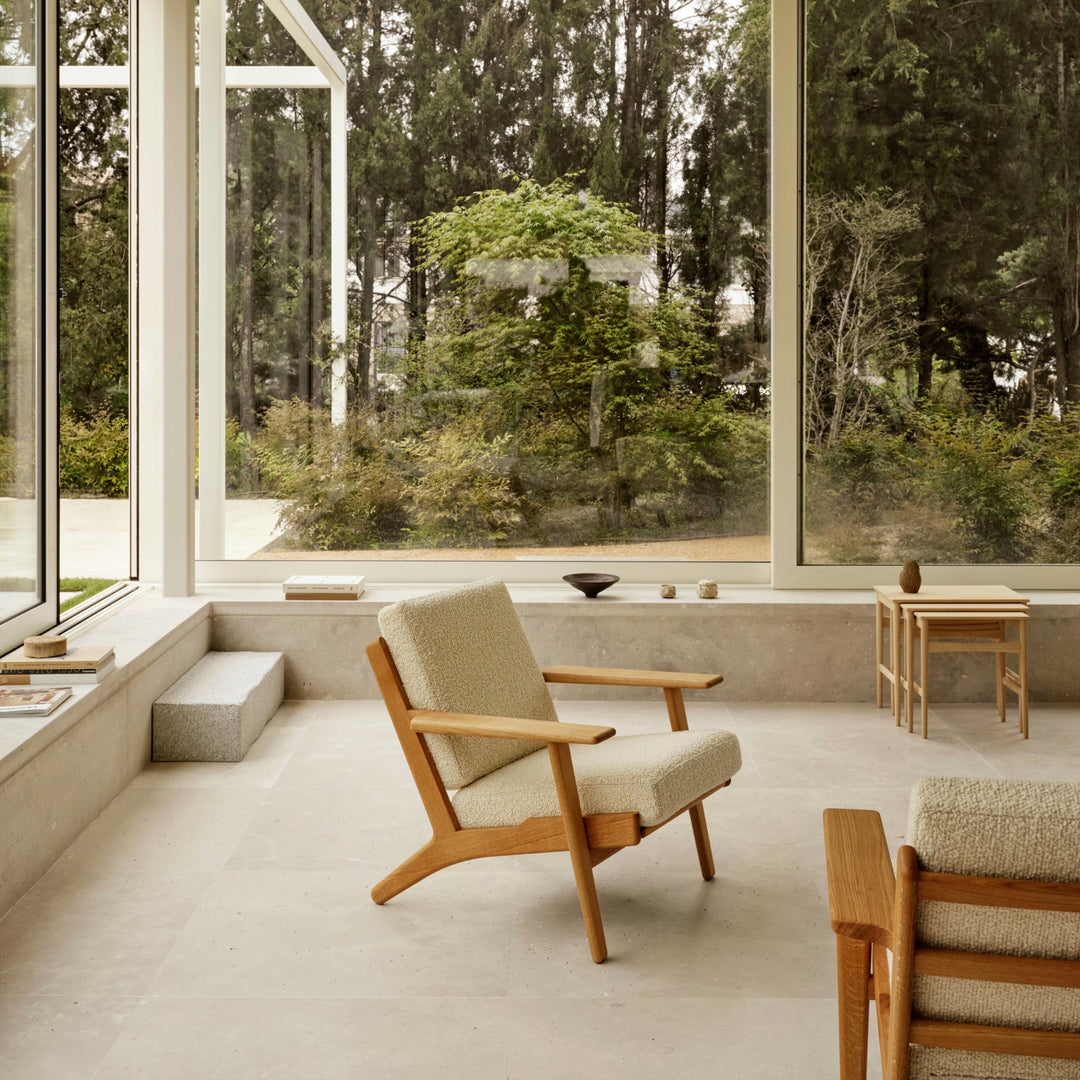 CH290 Lounge Chair, designet af Hans J. Wegner i olieret eg med stof