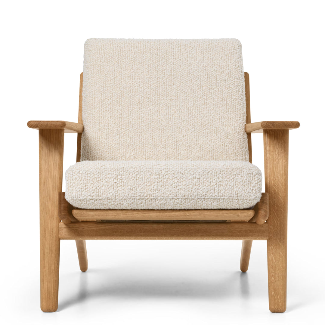 CH290 Lounge Chair, designet af Hans J. Wegner i olieret eg med stof