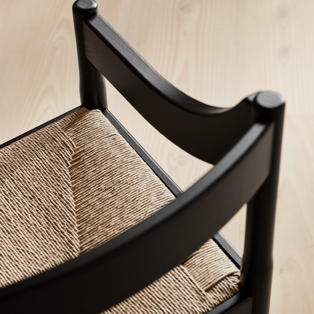 Carimate stolen designet af Vico Magistretti for Fritz Hansen i sort