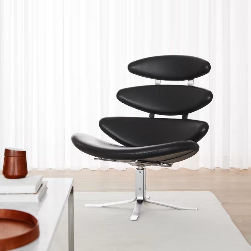 Klassisk Corona loungestol fra Fredericia Furniture i læder. Bringer en ekstra siddeplads ind i stuen, både med en flot design og god komfort. Designet af Poul M. Volther.
