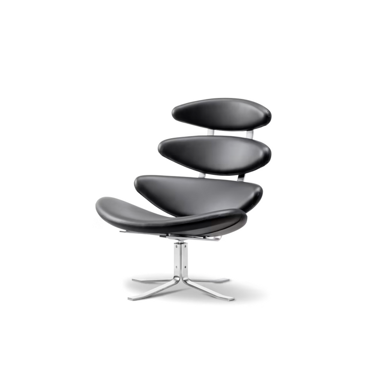 Klassisk Corona loungestol fra Fredericia Furniture i læder. Bringer en ekstra siddeplads ind i stuen, både med en flot design og god komfort. Designet af Poul M. Volther.