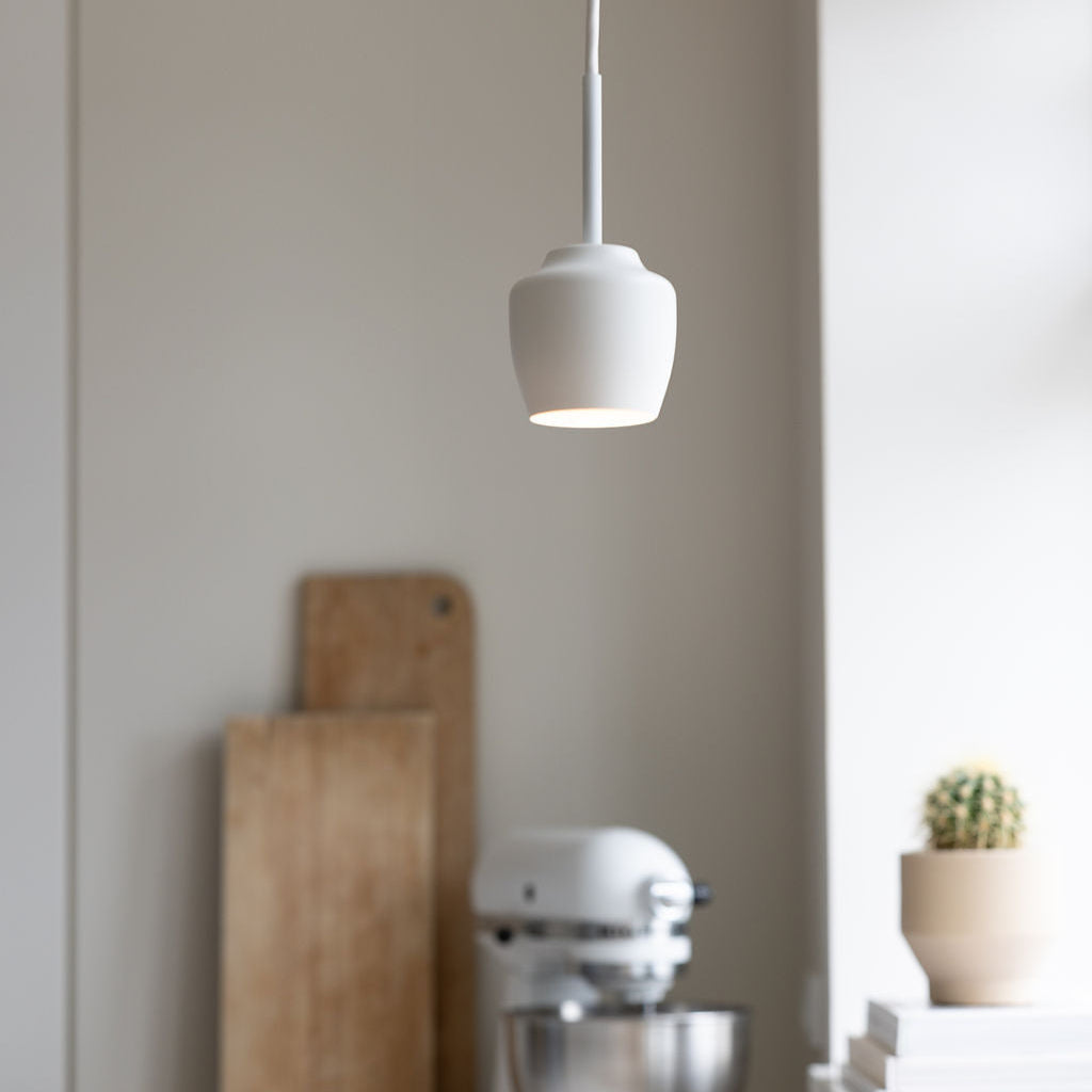 Cph lightning pendel lampe loftslampe i hvid i køkken