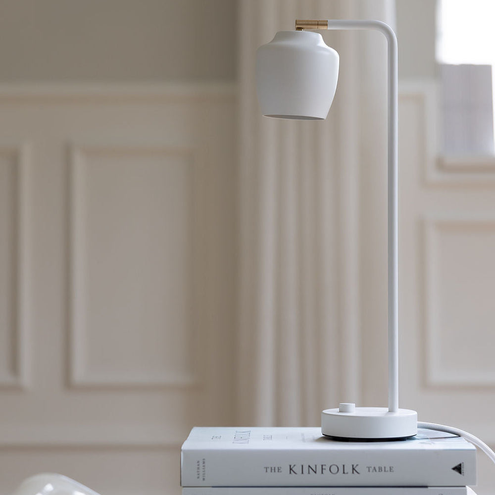 CPH lightning Nola bordlampe i hvid på Kinfolk coffee table book 
