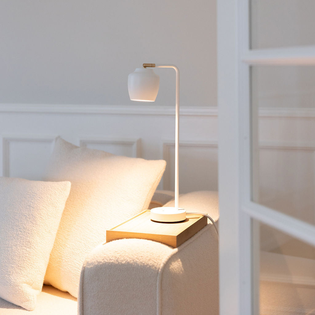 CPH lightning Nola bordlampe i hvid på sofa